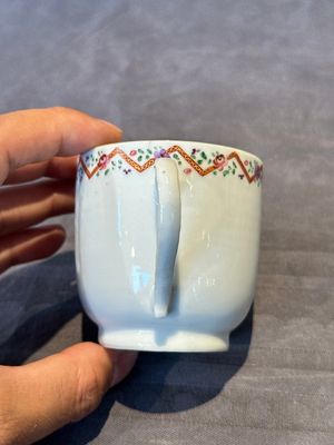 Three Chinese export famille rose 'European subject' cups and two saucers, Qianlong — photo 30