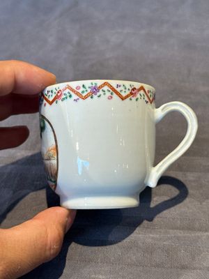 Three Chinese export famille rose 'European subject' cups and two saucers, Qianlong — photo 31