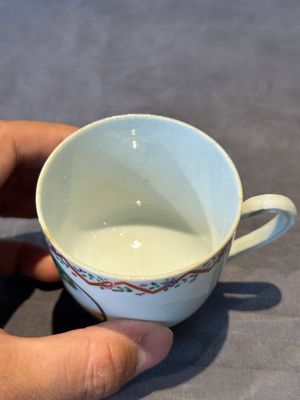 Three Chinese export famille rose 'European subject' cups and two saucers, Qianlong — photo 32