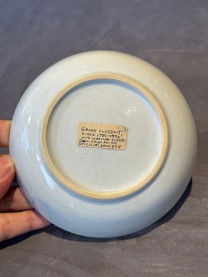 Three Chinese export famille rose 'European subject' cups and two saucers, Qianlong — photo 5