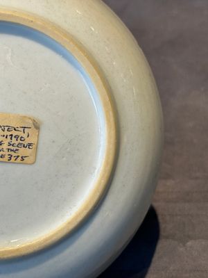 Three Chinese export famille rose 'European subject' cups and two saucers, Qianlong — photo 7