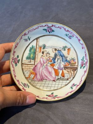 Three Chinese export famille rose 'European subject' cups and two saucers, Qianlong — photo 8