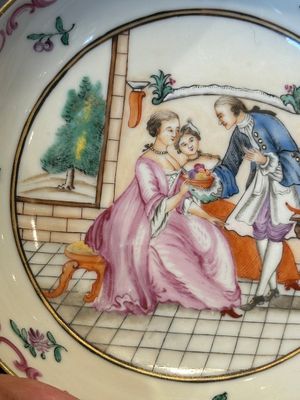 Three Chinese export famille rose 'European subject' cups and two saucers, Qianlong — photo 10