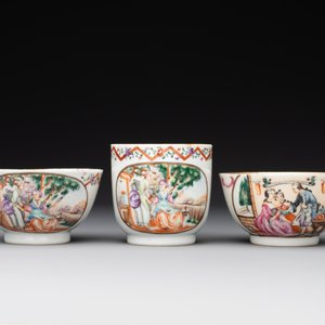 Three Chinese export famille rose 'European subject' cups and two saucers, Qianlong — photo 4