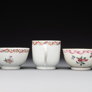 Three Chinese export famille rose 'European subject' cups and two saucers, Qianlong — photo 5