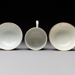 Three Chinese export famille rose 'European subject' cups and two saucers, Qianlong — photo 6