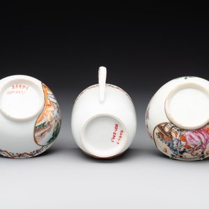 Three Chinese export famille rose 'European subject' cups and two saucers, Qianlong — photo 7