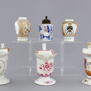 Three Chinese export porcelain tea caddies and three helmet-shaped jugs, Yongzheng-Qianlong, 18th C. — photo 12