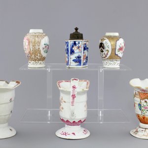 Three Chinese export porcelain tea caddies and three helmet-shaped jugs, Yongzheng-Qianlong, 18th C. — photo 13