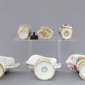 Three Chinese export porcelain tea caddies and three helmet-shaped jugs, Yongzheng-Qianlong, 18th C. — photo 9