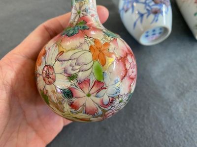 Three Chinese famille rose and blue, white and copper-red vases, 19/20th C. — 照片 4