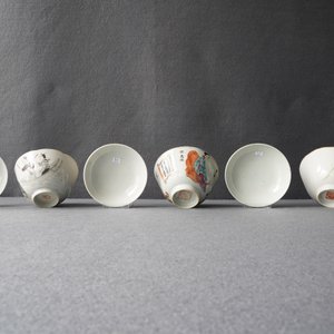 Three Chinese famille rose and grisaille bowls and covers, 19th C. — 照片 11