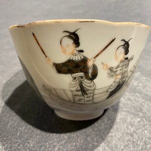 Three Chinese famille rose and grisaille bowls and covers, 19th C. — 照片 28