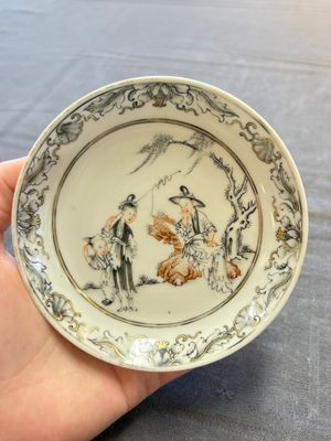 Three Chinese famille rose and grisaille cups and saucers, Qianlong — 照片 1