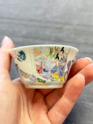 Three Chinese famille rose and grisaille cups and saucers, Qianlong — 照片 14