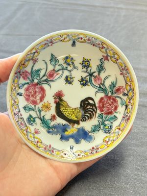 Three Chinese famille rose and grisaille cups and saucers, Qianlong — 照片 17