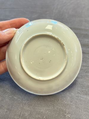 Three Chinese famille rose and grisaille cups and saucers, Qianlong — 照片 18