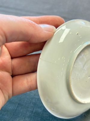 Three Chinese famille rose and grisaille cups and saucers, Qianlong — 照片 19