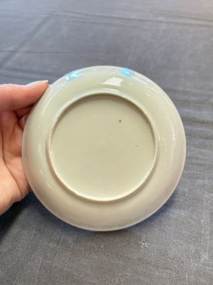 Three Chinese famille rose and grisaille cups and saucers, Qianlong — 照片 2