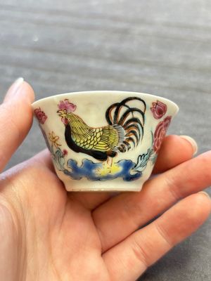 Three Chinese famille rose and grisaille cups and saucers, Qianlong — 照片 21