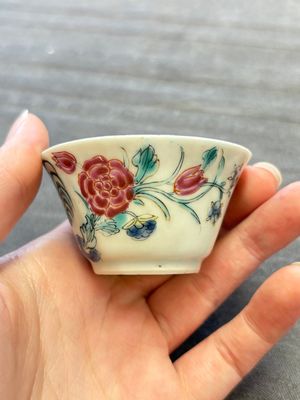 Three Chinese famille rose and grisaille cups and saucers, Qianlong — 照片 22
