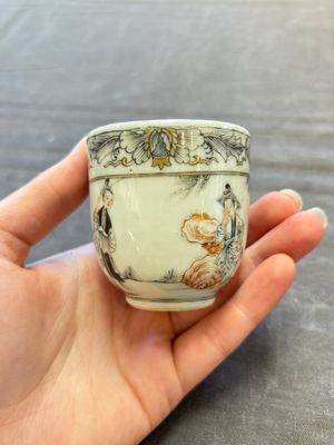 Three Chinese famille rose and grisaille cups and saucers, Qianlong — 照片 4