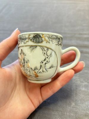 Three Chinese famille rose and grisaille cups and saucers, Qianlong — 照片 5
