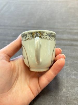 Three Chinese famille rose and grisaille cups and saucers, Qianlong — 照片 6