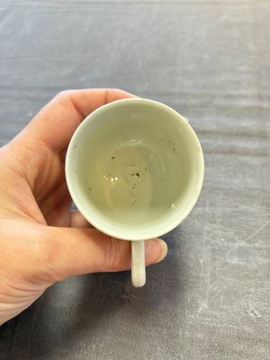 Three Chinese famille rose and grisaille cups and saucers, Qianlong — 照片 7