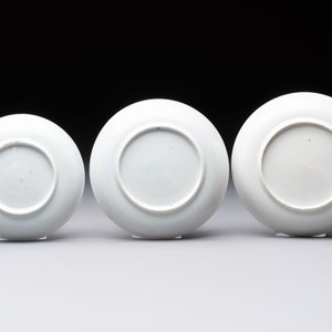 Three Chinese famille rose and grisaille cups and saucers, Qianlong — 照片 3