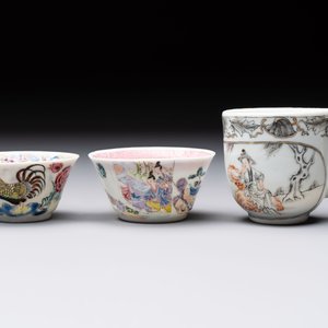 Three Chinese famille rose and grisaille cups and saucers, Qianlong — 照片 4