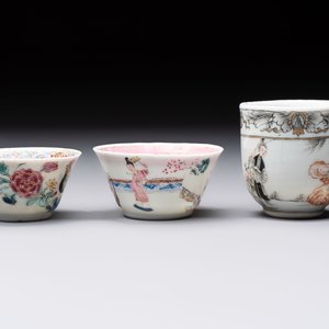 Three Chinese famille rose and grisaille cups and saucers, Qianlong — 照片 7