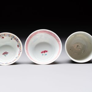 Three Chinese famille rose and grisaille cups and saucers, Qianlong — 照片 8