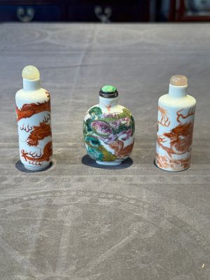 Three Chinese famille rose and iron-red 'Buddhist lion' and 'dragon' snuff bottles, 19th C. — 照片 1