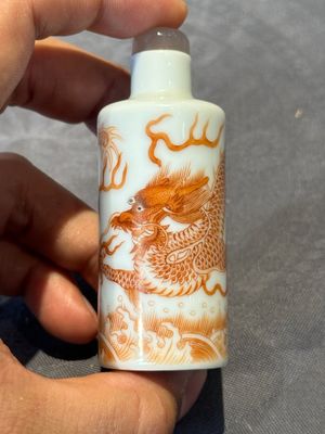 Three Chinese famille rose and iron-red 'Buddhist lion' and 'dragon' snuff bottles, 19th C. — 照片 11