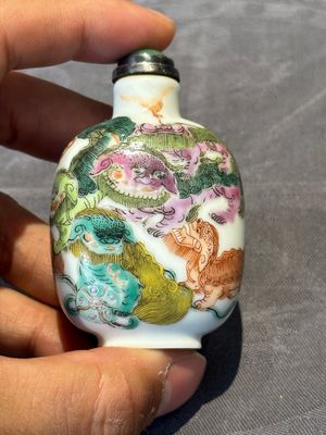 Three Chinese famille rose and iron-red 'Buddhist lion' and 'dragon' snuff bottles, 19th C. — 照片 17