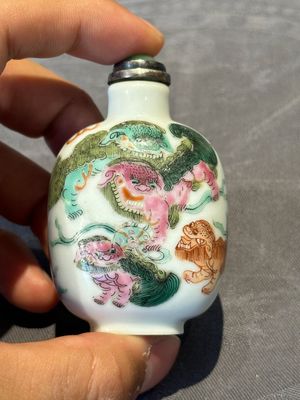 Three Chinese famille rose and iron-red 'Buddhist lion' and 'dragon' snuff bottles, 19th C. — 照片 19
