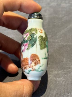 Three Chinese famille rose and iron-red 'Buddhist lion' and 'dragon' snuff bottles, 19th C. — 照片 20