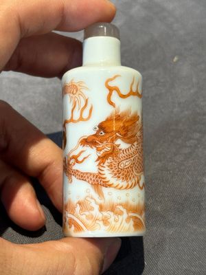 Three Chinese famille rose and iron-red 'Buddhist lion' and 'dragon' snuff bottles, 19th C. — 照片 8