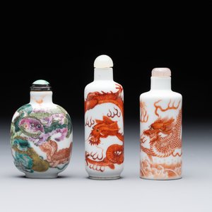 Three Chinese famille rose and iron-red 'Buddhist lion' and 'dragon' snuff bottles, 19th C. — 照片 1