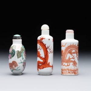 Three Chinese famille rose and iron-red 'Buddhist lion' and 'dragon' snuff bottles, 19th C. — 照片 2