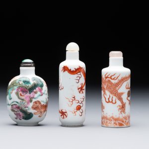 Three Chinese famille rose and iron-red 'Buddhist lion' and 'dragon' snuff bottles, 19th C. — 照片 3