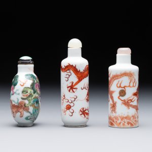 Three Chinese famille rose and iron-red 'Buddhist lion' and 'dragon' snuff bottles, 19th C. — 照片 4