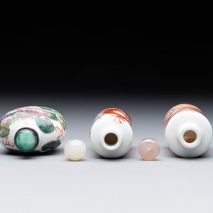 Three Chinese famille rose and iron-red 'Buddhist lion' and 'dragon' snuff bottles, 19th C. — 照片 5
