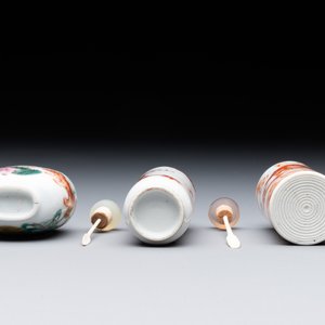 Three Chinese famille rose and iron-red 'Buddhist lion' and 'dragon' snuff bottles, 19th C. — 照片 6