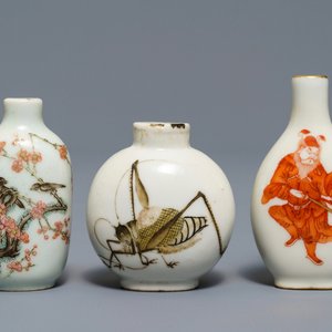 Three Chinese famille rose and iron red porcelain snuff bottles, 19th C. — photo 1