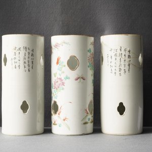Three Chinese famille rose and qianjang cai hat stands, 19/20th C. — 照片 10