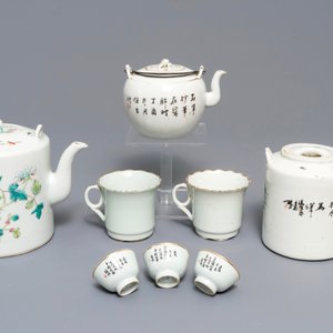 Three Chinese famille rose and qianjiang cai teapots and five cups, 19/20th C. — 照片 2