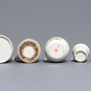 Three Chinese famille rose and qianjiang cai teapots and five cups, 19/20th C. — 照片 3