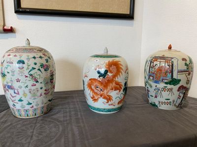 Three Chinese famille rose and verte jars with covers, 19/20th C. — 照片 1